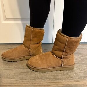 UGG - Classic II Genuine Shearling Lines Short Boot (Women)